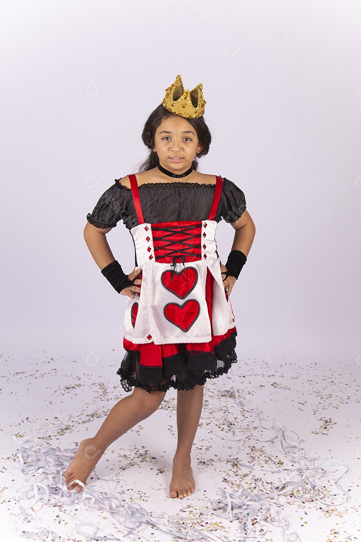 Menina fantasiada de rainha de copas para o Halloween.