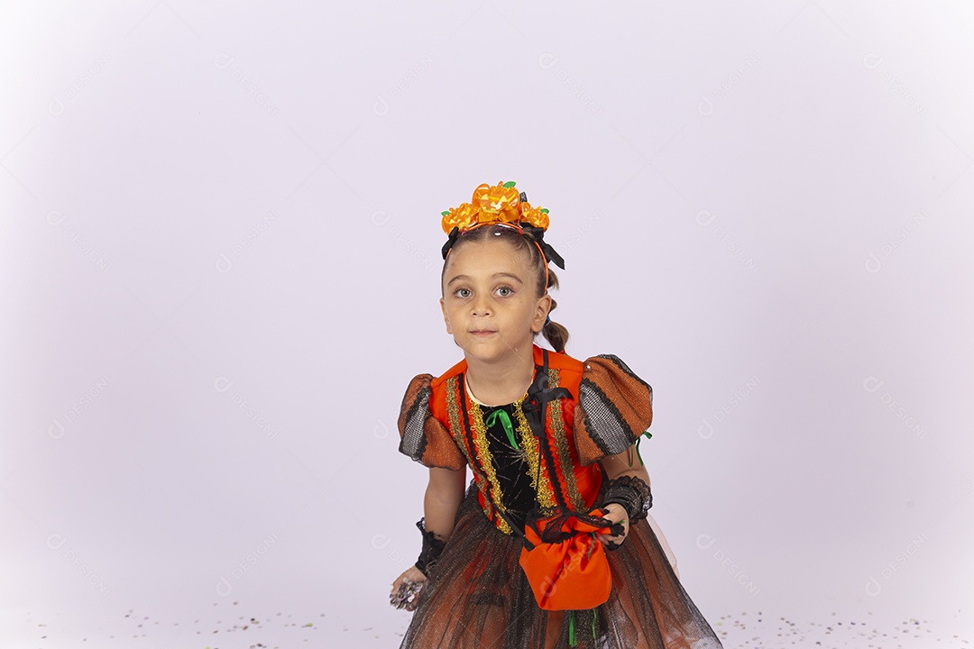 Linda menina fantasiada para o Halloween sobre um fundo isolado branco.