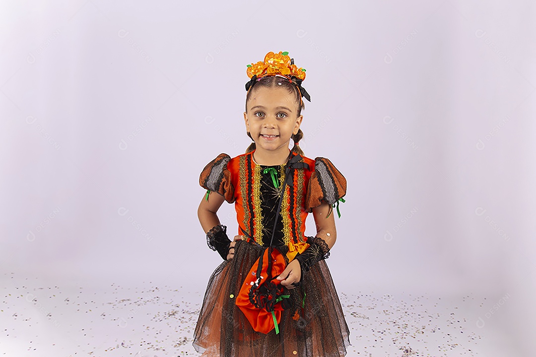 Linda menina fantasiada para o Halloween sobre um fundo isolado branco.