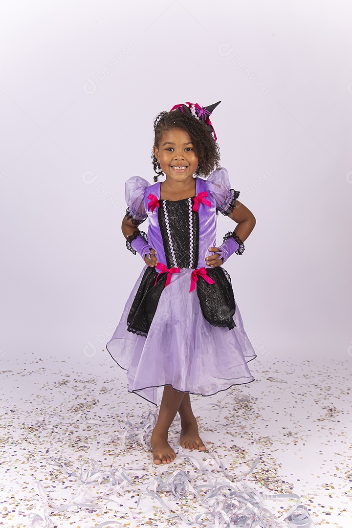 Linda menina fantasiada de bruxa.