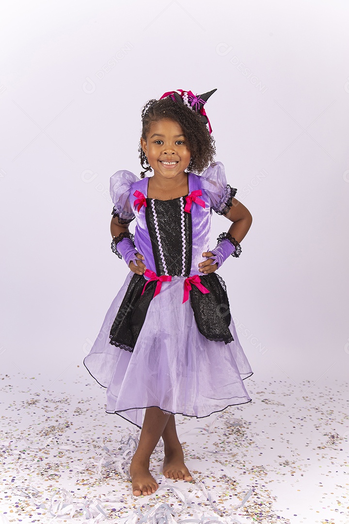 Linda menina fantasiada de bruxa sobre um fundo isolado branco.