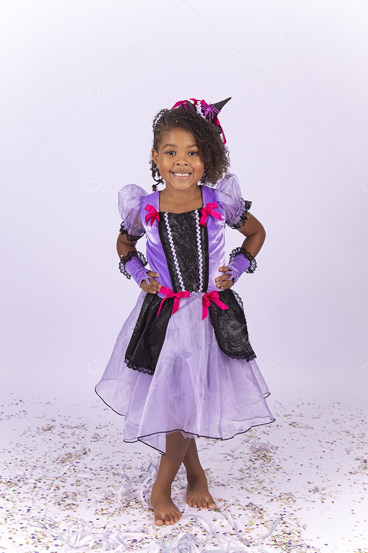Linda menina fantasiada de bruxa sobre um fundo isolado branco.