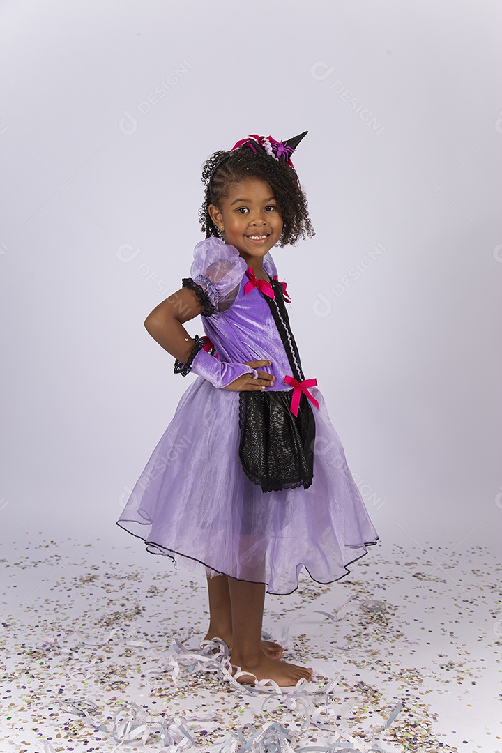 Linda menina fantasiada de bruxa sobre um fundo isolado branco.