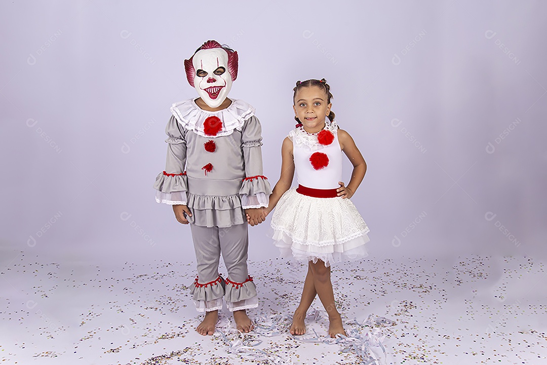 Crianças fantasiadas para o Halloween sobre um fundo isolado branco.