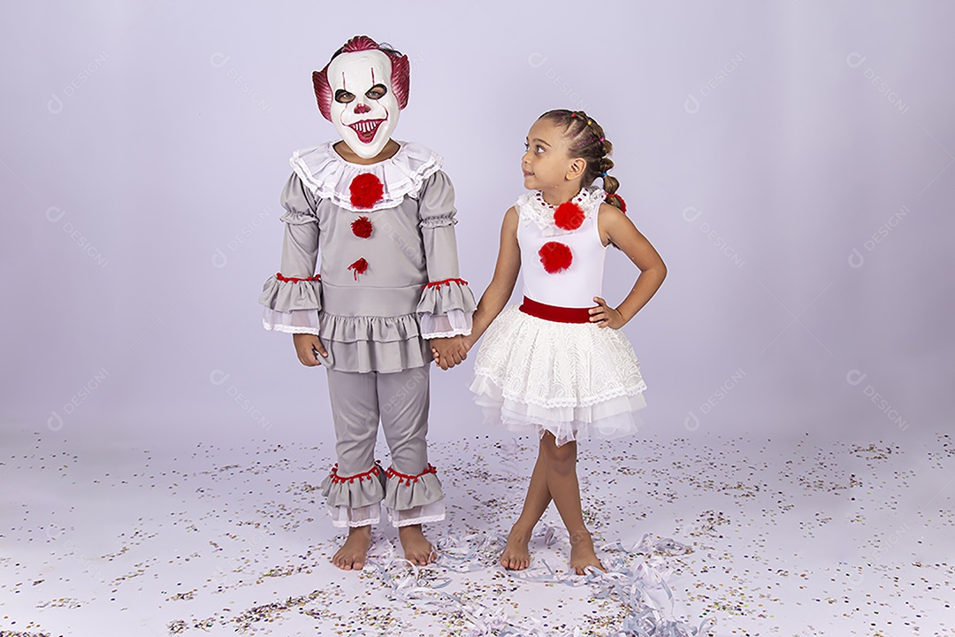Crianças fantasiadas para o Halloween sobre um fundo isolado branco.