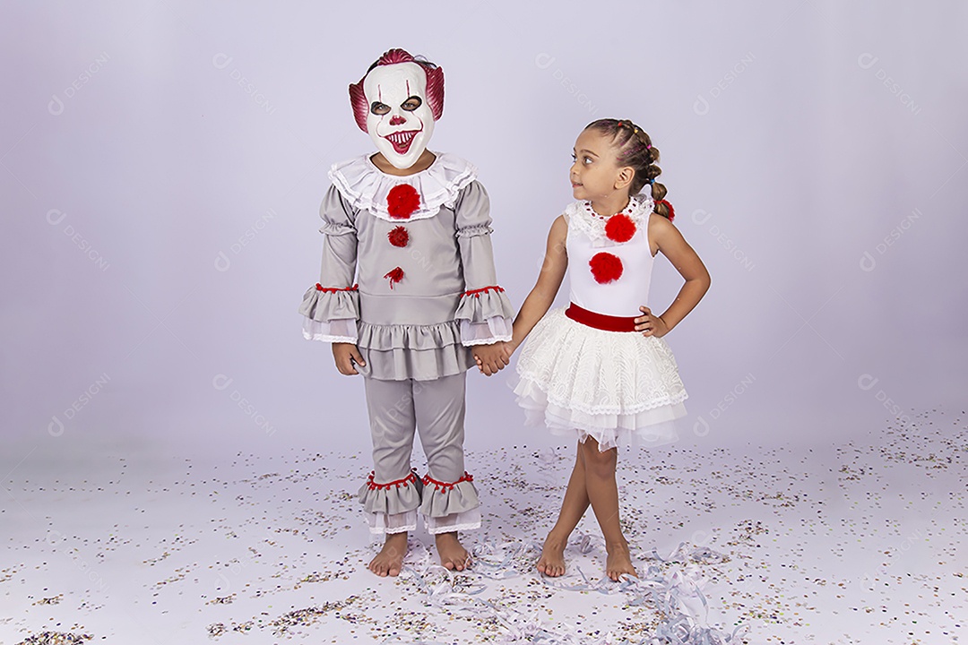 Crianças fantasiadas para o Halloween sobre um fundo isolado branco.