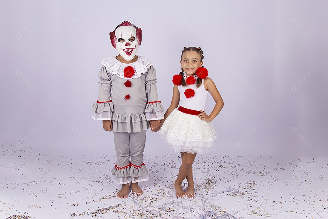 Crianças fantasiadas para o Halloween sobre um fundo isolado branco.