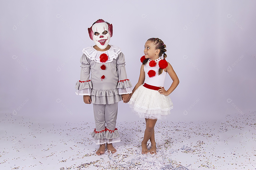 Crianças fantasiadas para o Halloween sobre um fundo isolado branco.
