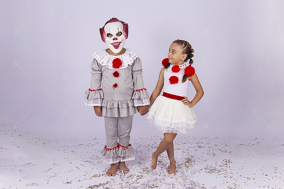 Crianças fantasiadas para o Halloween sobre um fundo isolado branco.