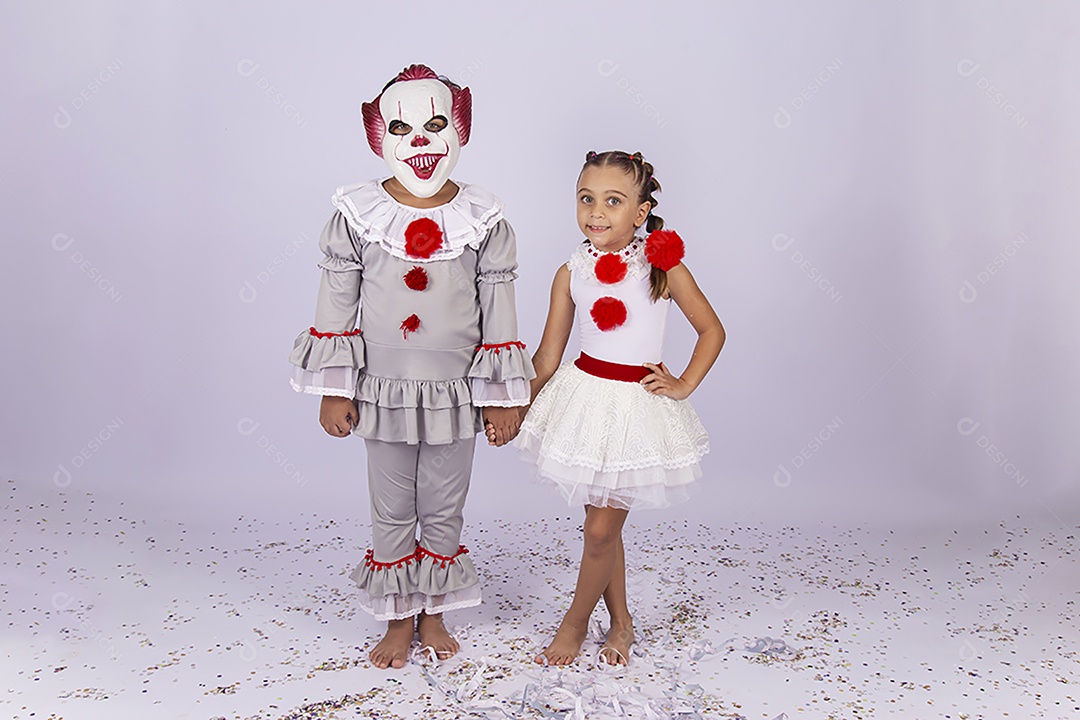 Crianças fantasiadas para o Halloween sobre um fundo isolado branco.