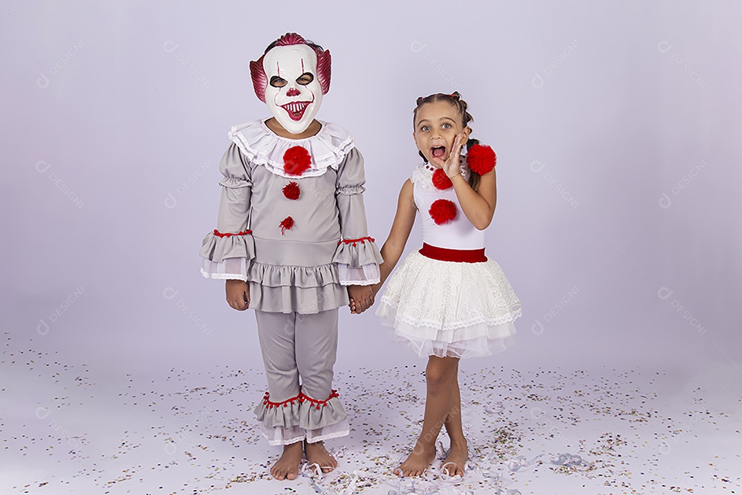 Crianças fantasiadas para o Halloween sobre um fundo isolado branco.
