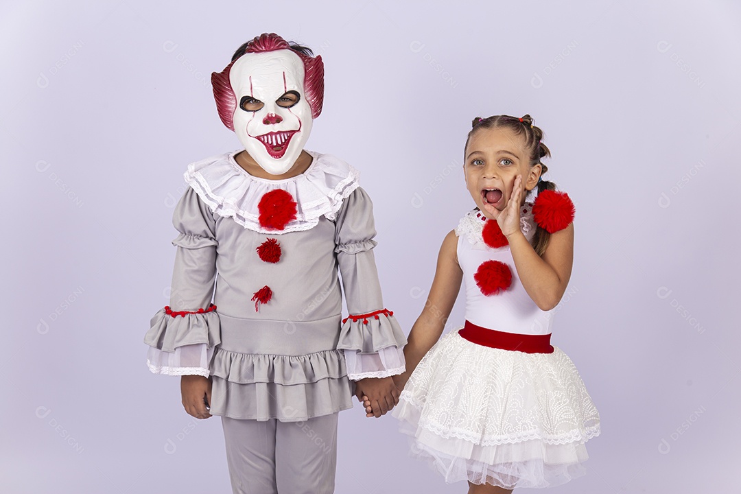 Crianças fantasiadas para o Halloween sobre um fundo isolado branco.