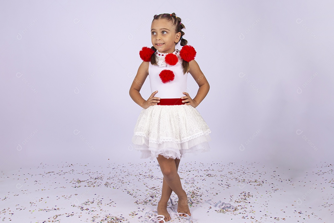 Linda menina fantasiada para o Halloween sobre um fundo isolado branco.