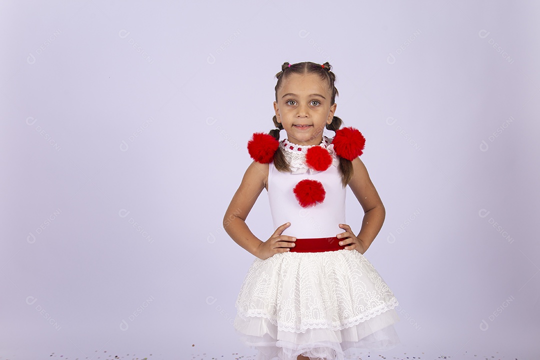 Linda menina fantasiada para o Halloween sobre um fundo isolado branco.