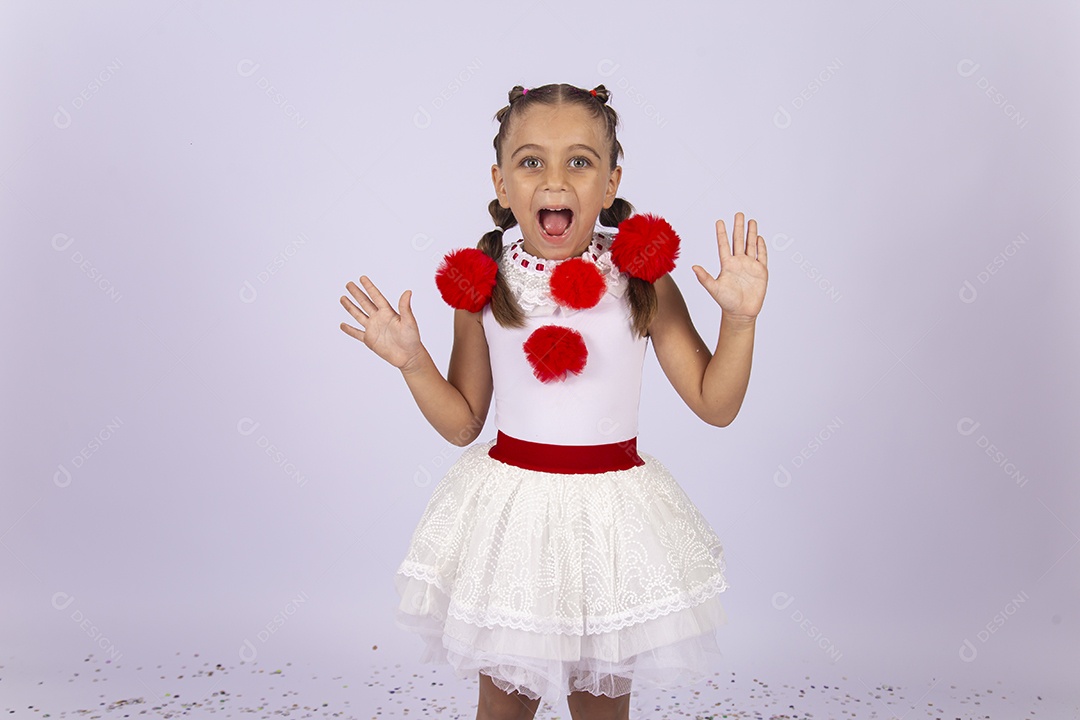 Linda menina fantasiada para o Halloween sobre um fundo isolado branco.