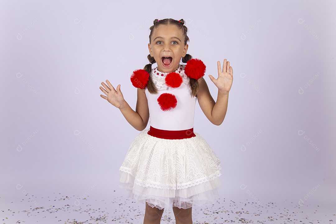 Linda menina fantasiada para o Halloween sobre um fundo isolado branco.
