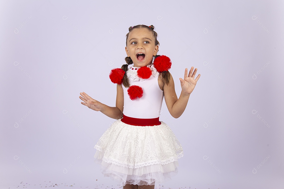 Linda menina fantasiada para o Halloween sobre um fundo isolado branco.