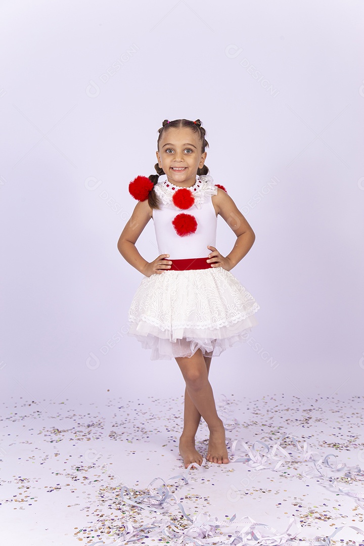 Linda menina fantasiada para o Halloween sobre um fundo isolado branco.