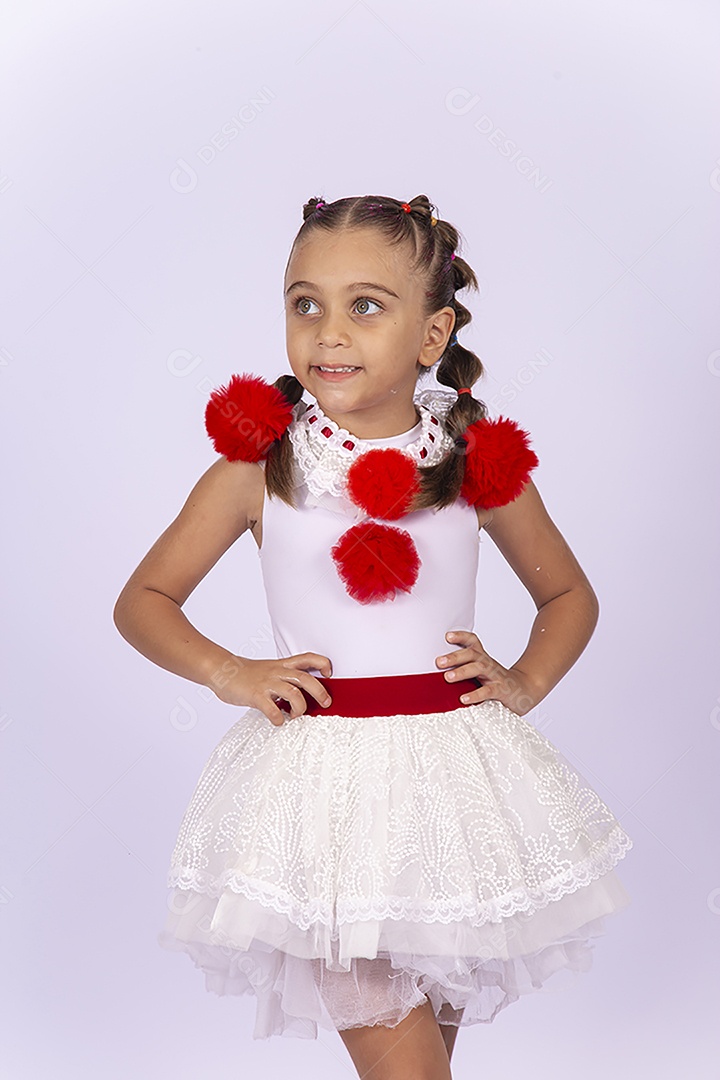 Linda menina fantasiada para o Halloween sobre um fundo isolado branco.