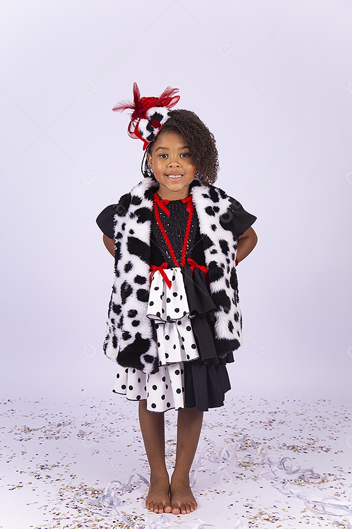 Linda menina de cabelo cacheado fantasiada sobre um fundo isolado branco.