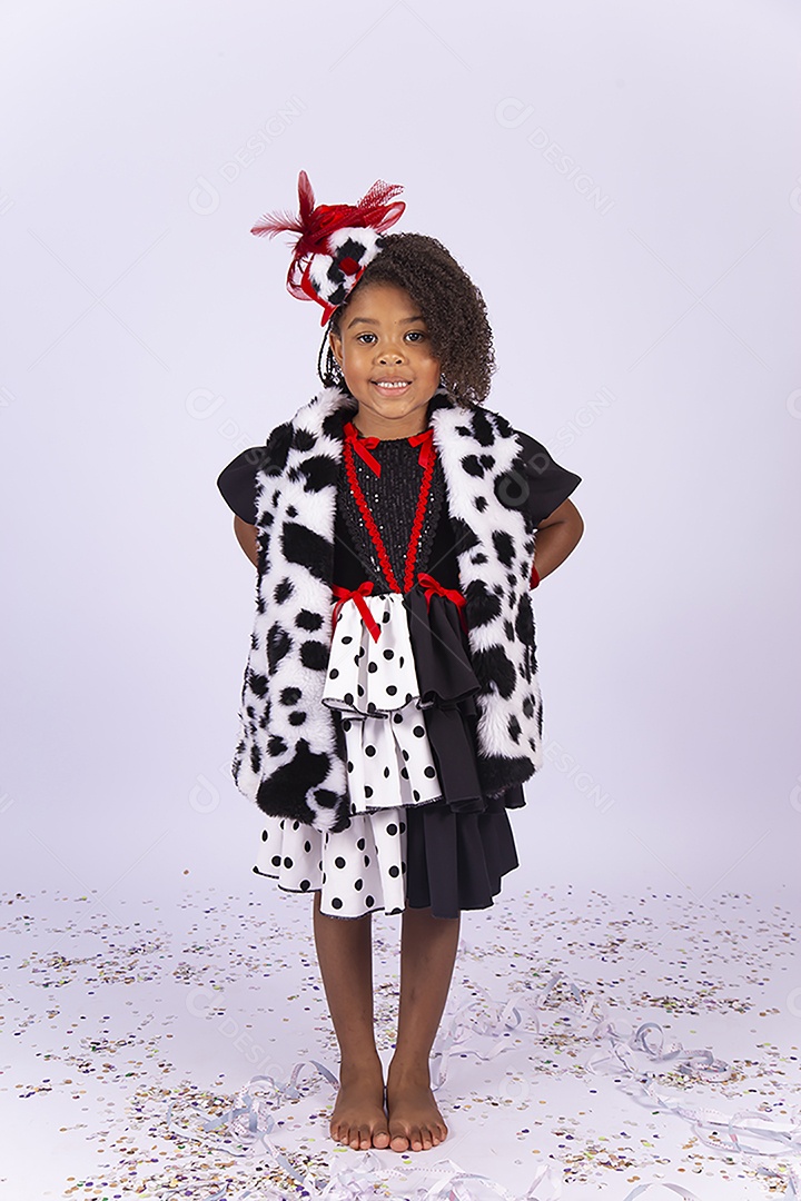 Linda menina de cabelo cacheado fantasiada sobre um fundo isolado branco.