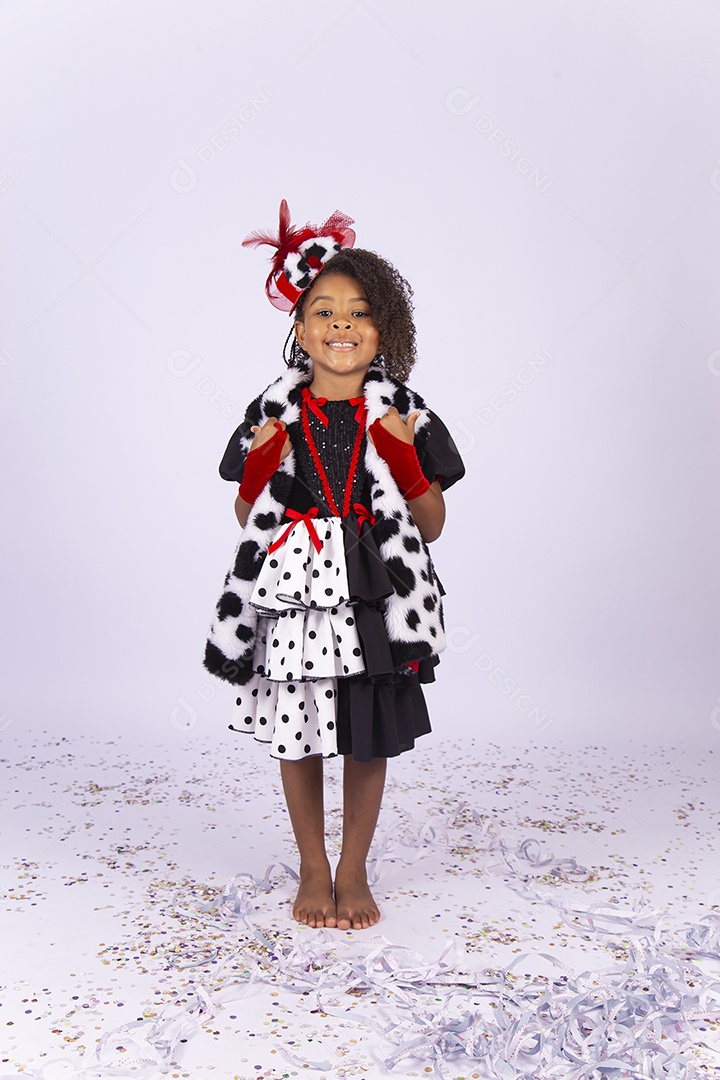 Linda menina de cabelo cacheado fantasiada sobre um fundo isolado branco.