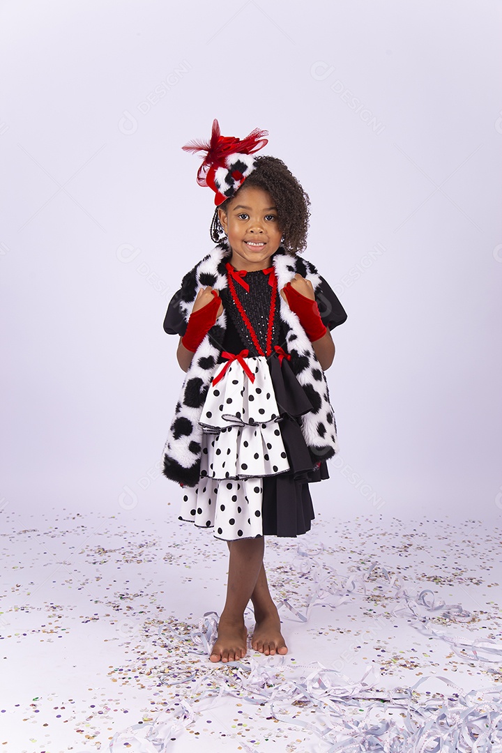 Linda menina de cabelo cacheado fantasiada sobre um fundo isolado branco.