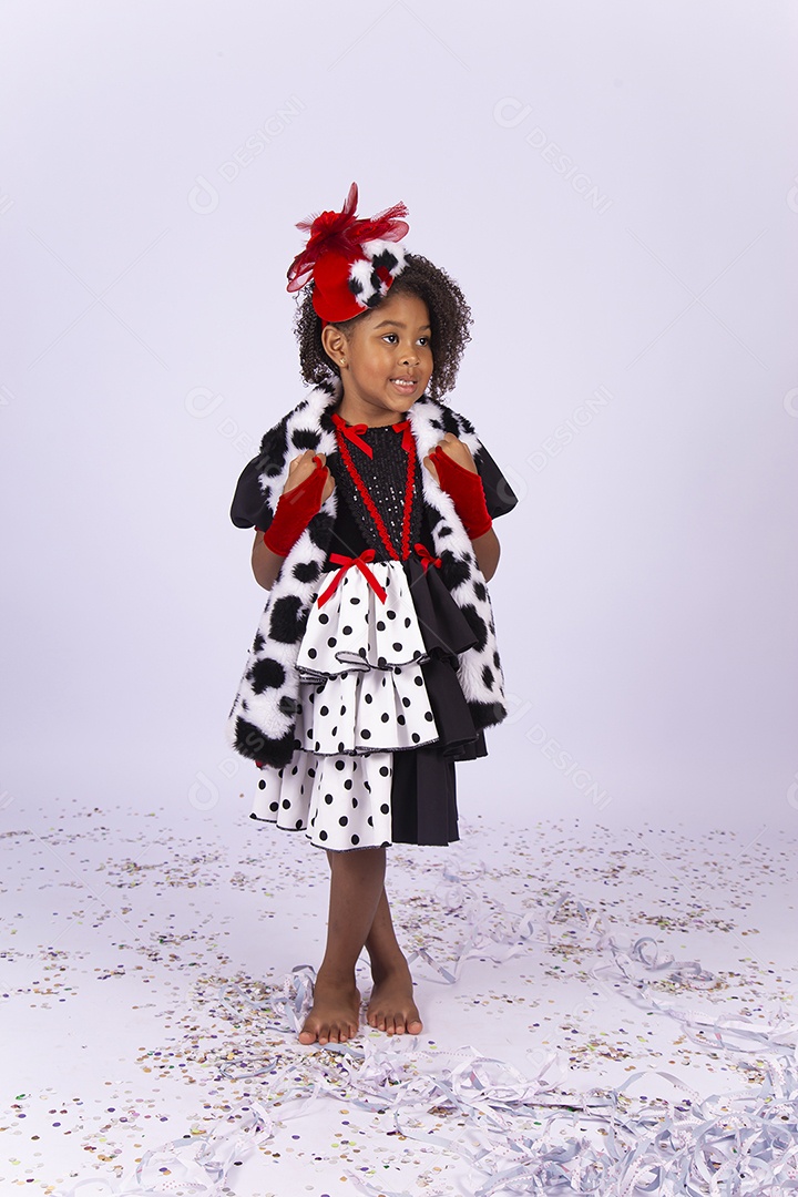 Linda menina de cabelo cacheado fantasiada sobre um fundo isolado branco.