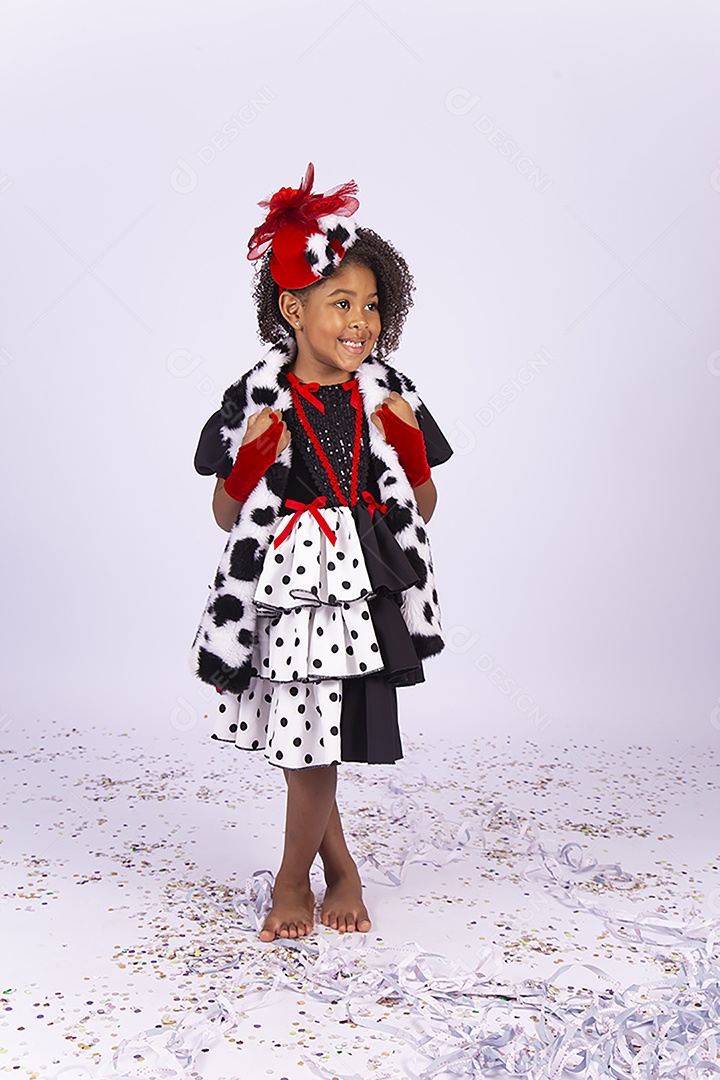 Linda menina de cabelo cacheado fantasiada sobre um fundo isolado branco.