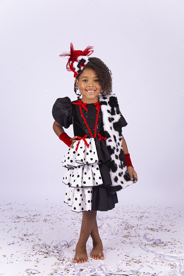 Linda menina de cabelo cacheado fantasiada sobre um fundo isolado branco.