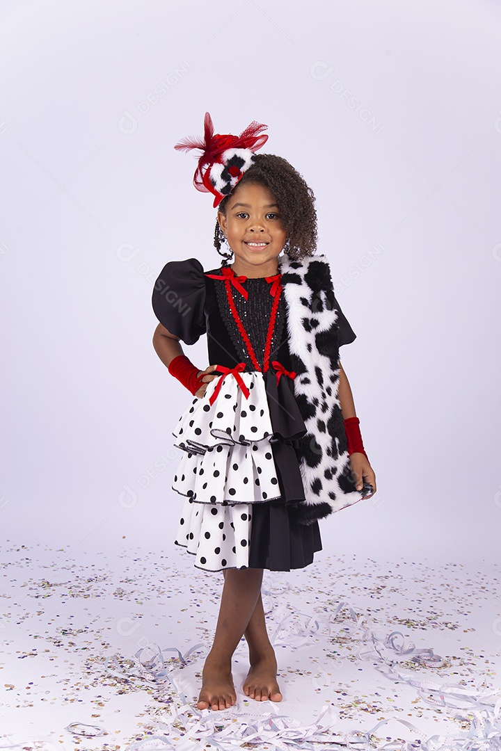 Linda menina de cabelo cacheado fantasiada sobre um fundo isolado branco.