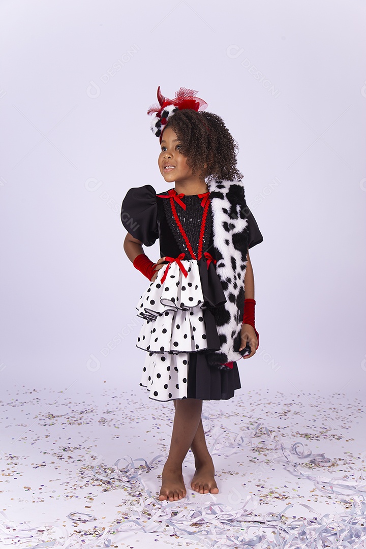 Linda menina de cabelo cacheado fantasiada sobre um fundo isolado branco.