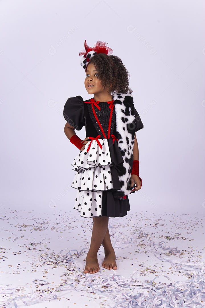 Linda menina de cabelo cacheado fantasiada sobre um fundo isolado branco.