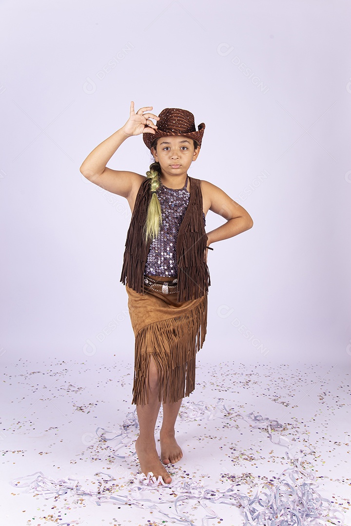 Linda menina fantasiada sobre um fundo isolado branco.