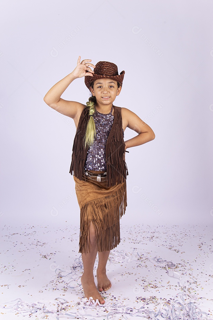 Linda menina fantasiada sobre um fundo isolado branco.