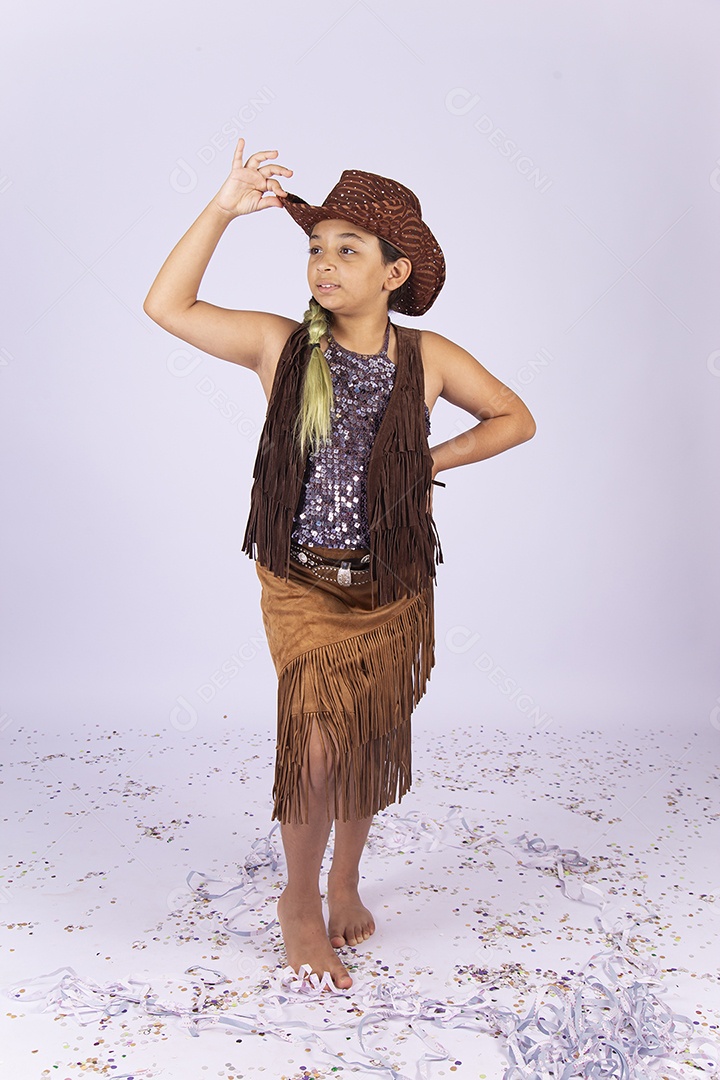 Linda menina fantasiada sobre um fundo isolado branco.