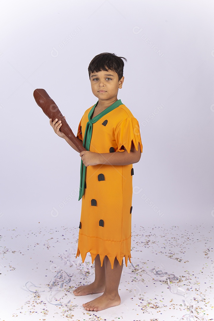 Garotinho fantasiado do personagem Flintstones.