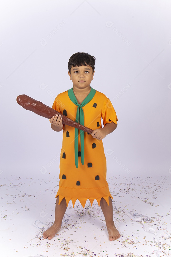 Garotinho fantasiado do personagem Flintstones.