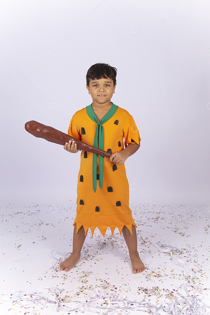 Garotinho fantasiado do personagem Flintstones sobre um fundo isolado branco.