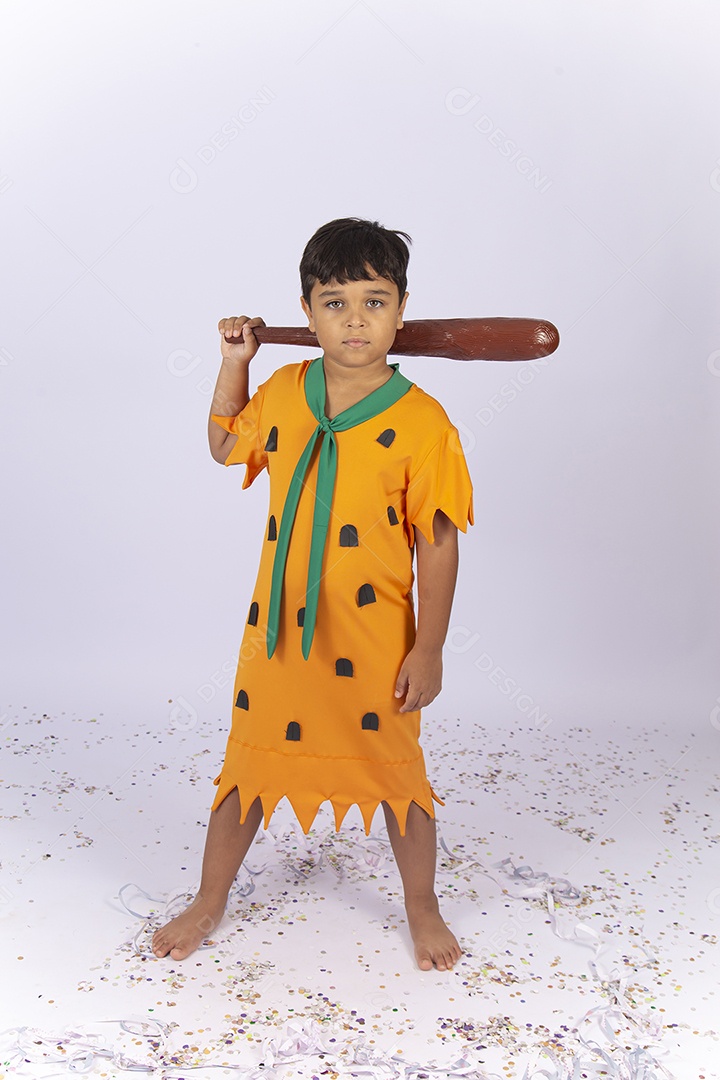 Garotinho fantasiado do personagem Flintstones sobre fundo isolado branco.
