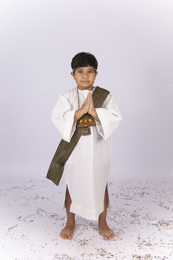 Lindo menino fantasiado com túnica branca e faixa.