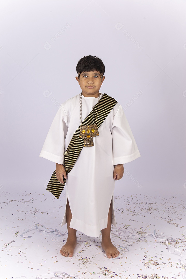 Lindo menino fantasiado com túnica branca e faixa.