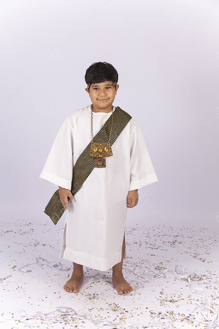 Lindo menino fantasiado com túnica branca e faixa.
