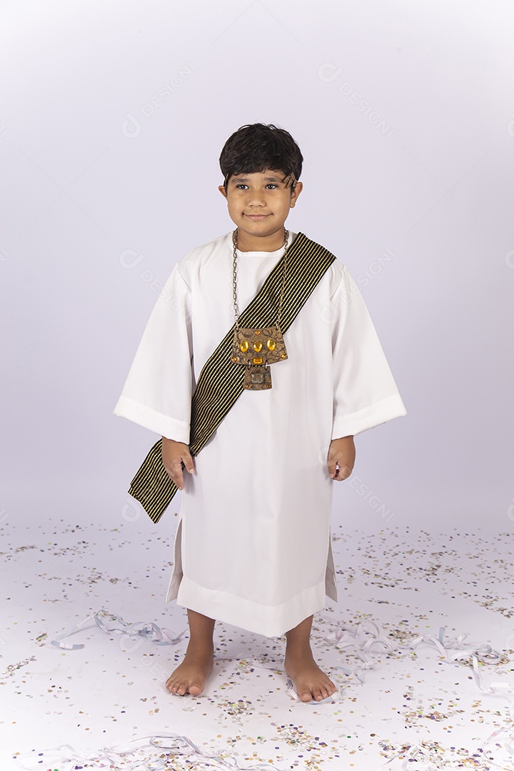 Lindo menino fantasiado com túnica branca e faixa.