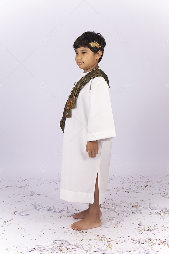 Lindo menino fantasiado com túnica branca e faixa.