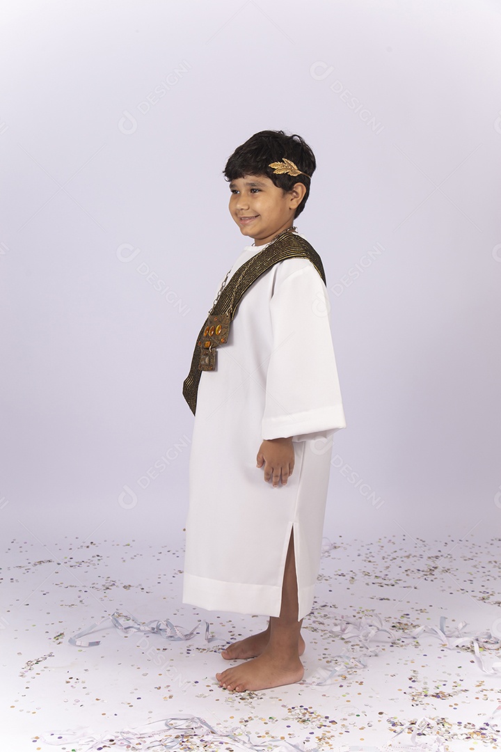 Lindo menino fantasiado com túnica branca e faixa.
