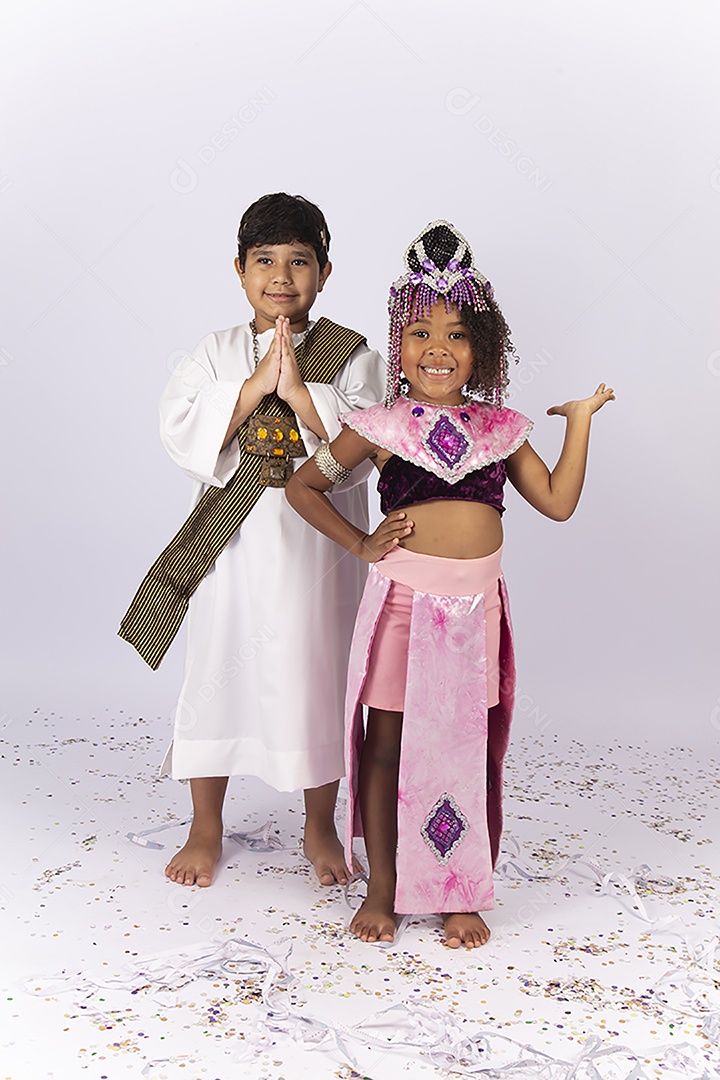 Crianças fantasiadas sobre um fundo isolado branco.