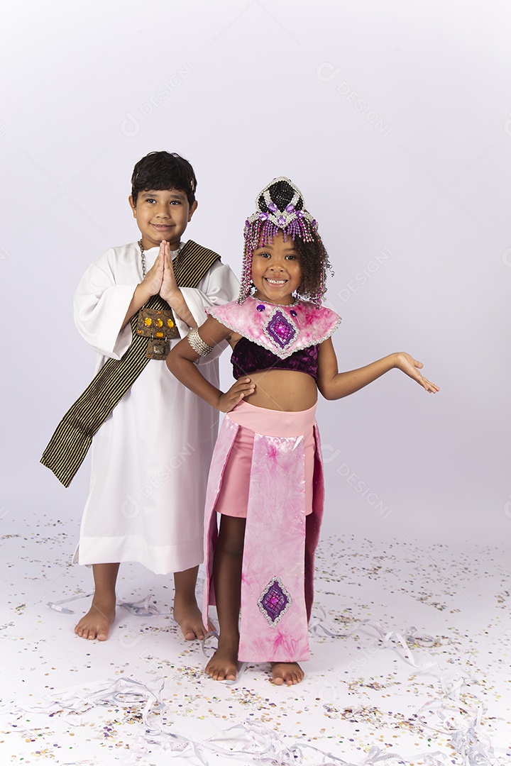 Crianças fantasiadas sobre um fundo isolado branco.