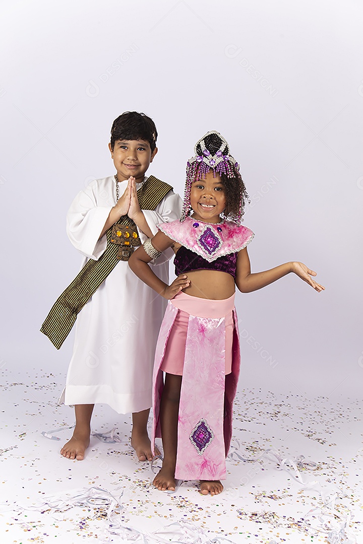 Crianças fantasiadas sobre um fundo isolado branco.