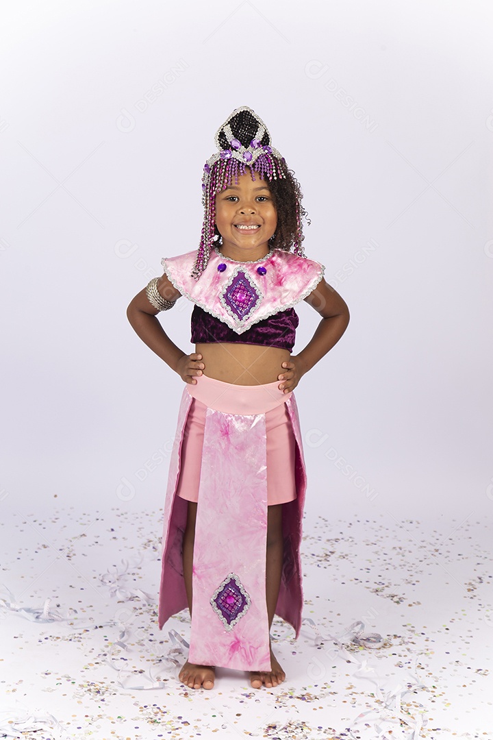 Linda menina de cabelo cacheado fantasiada sobre um fundo isolado branco.